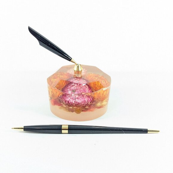 Vintage Lucite floral pen stand, Dried flowers encased in Resin Wedding - Picture 4 of 16